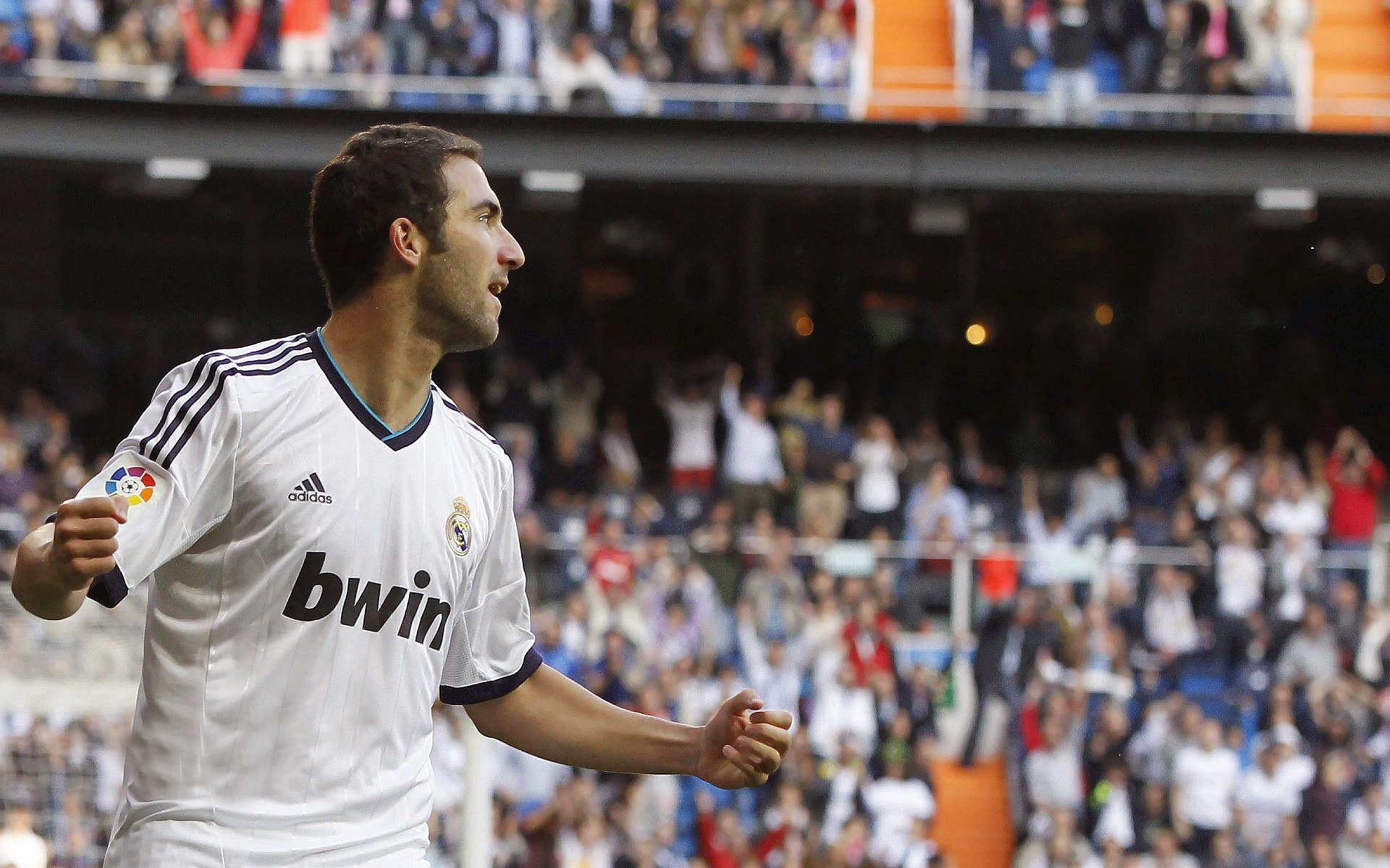 全球足球大赛数字转播系统升级，提供多角度全景观看体验，转播足球赛的app